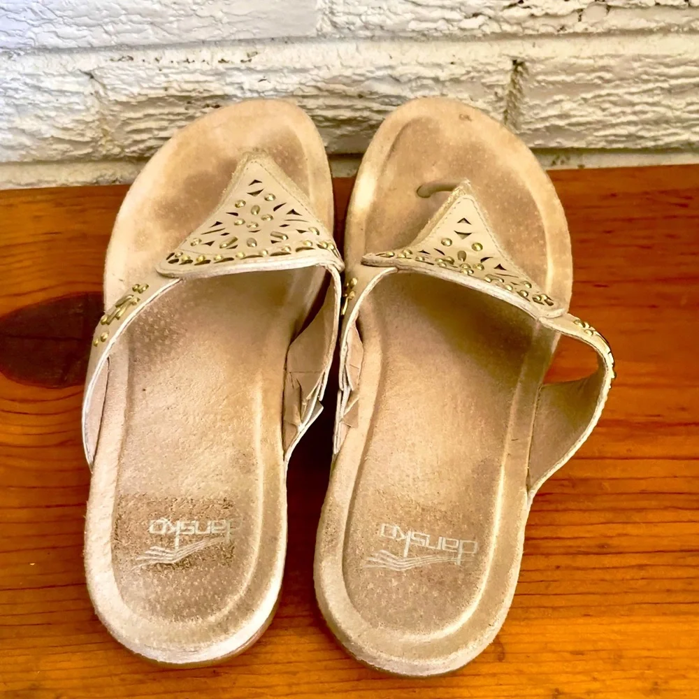 Dansko Leather Women’s Benita Flip Flop Sandals Ivory Full Grain Suede - Picture 4 of 7